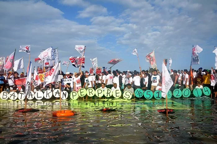 Aksi "Pesisir Bergerak" menolak rencana reklamasi Teluk Benoa.