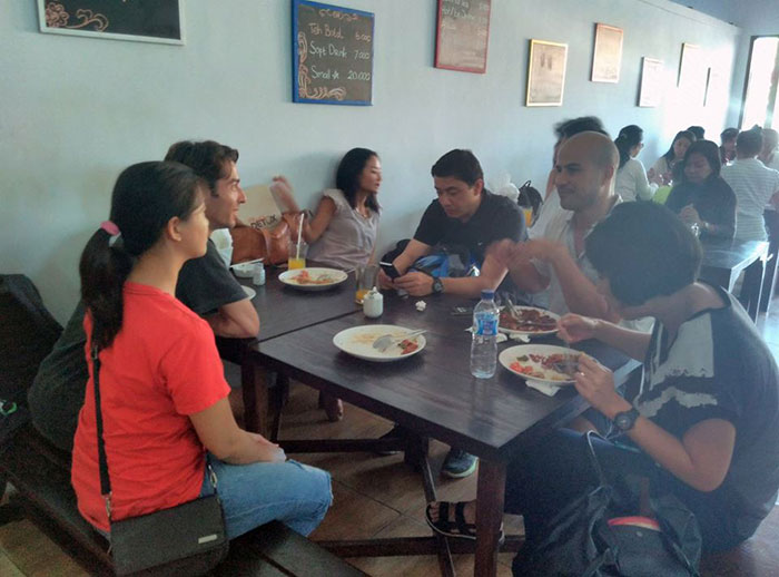 Makan siang bareng para freelancers anggota Kumpul.