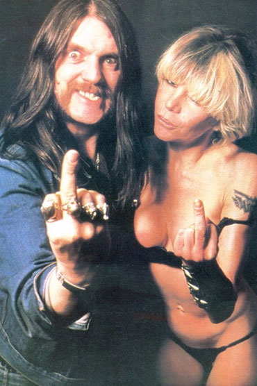 Lemmy dan Wendy O. Williams saat mempromosikan EP duet mereka, Stand by Your Man | pinterest.com
