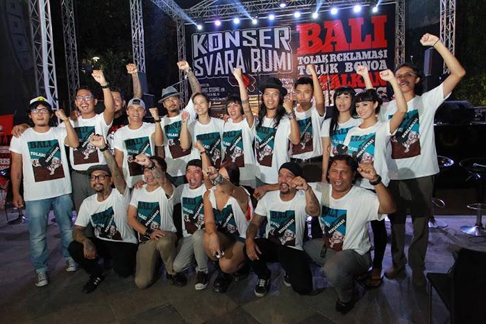 Konser tolak reklamasi Teluk Benoa bertajuk Svara Bumi di Rolling Stone Cafe, Jakarta, Oktober 2014.