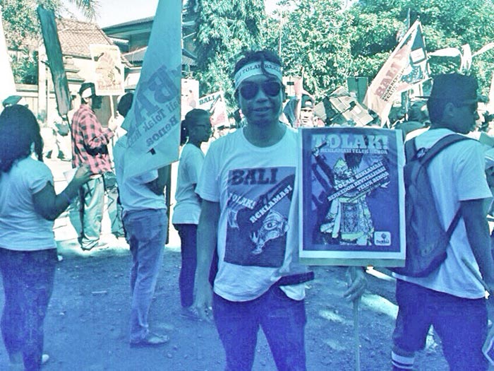 Sebelum mulai aksi turun ke jalan, berbaris rapi dulu lalu meneriakkan perlawanan.