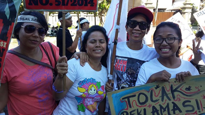 Para wanita pekerja yang bertukar jadwal dengan rekannya agar bisa ikut turun ke jalan menunjukkan dukungannya pada gerakan Bali Tolak Reklamasi.