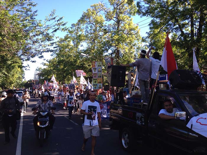 Ratusan massa menggeruduk kantor Gubernur Bali.