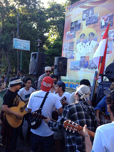 Para musisi berdendang menyerukan perlawanan di depan kantor Gubernur Bali.