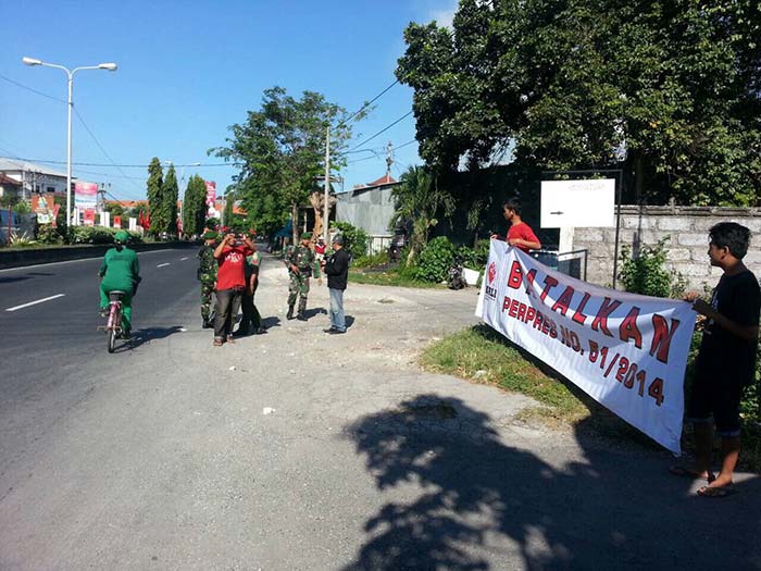 Baliho-baliho tolak reklamasi telah diberangus orang-orang tak bertanggungjawab. Tapi kawan-kawan berhasil menyelinap dan menghadang rombongan Jokowi, membentangkan poster Bali Tolak Reklamasi - Batalkan Perpres No. 51 Th. 2014.