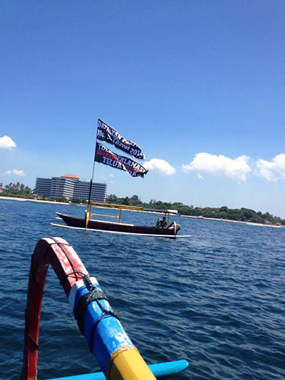 Bendera penolakan dibentangkan di seberang hotel Grand Bali Beach, tempat kongres PDI-P dan Jokowi bercokol.