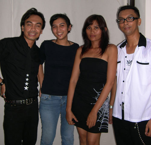 Glampunkabilly Inferno (GI), band management yang mengurusi Superman Is Dead. Dari kiri ke kanan: saya, Ade Putri, Icha, dan Dodix. Di Bali, sepertinya GI adalah band management profesional paling pertama, Ade Adinata, rekan yang sempat menemani SID tampil di acara Gerilya Musik Underground, 2001, serta Dodix, merekalah yang menyarankan saya mendirikan band management agar pengelolaan band lebih tertata serta bisa mengurusi bukan hanya SID (di perjalanannya GI kemudian juga memayungi Navicula serta Postmen). Dodix kemudian masuk dalam GI menjadi road manager. Icha, istrinya, mengurusi akunting dan urusan administrasi. Ade Putri belakangan saya ajak bergabung, menjadi representasi GI di Jakarta. Dodix sendiri kini menjadi Operations Manager untuk manajemen Superman Is Dead.