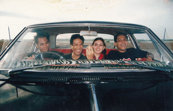 Awal 2003, di Serangan, Bali. Ini sesi pemotretan outdoor untuk keperluan promo album debut SID bersama Sony, Kuta Rock City (KRC). Mobil Chevrolet Impala hitam buatan 1966 inilah yang muncul di sampul belakang KRC dan dicantoli slogan, "Punk rock is about being 18 and saying no." Lihat juga bagaimana Bob, Eka, JRX, tertawa lepas, begitu ringan-riang, tiada menyangka bahwa SID bakal menjadi satu dari sedikit grup musik di Nusantara dengan jutaan penggemar militan. Dulu itu pikirannya hanya nge-band, keren, bersenang-senang, itu doang. | Foto: courtesy of Tiga Grafis