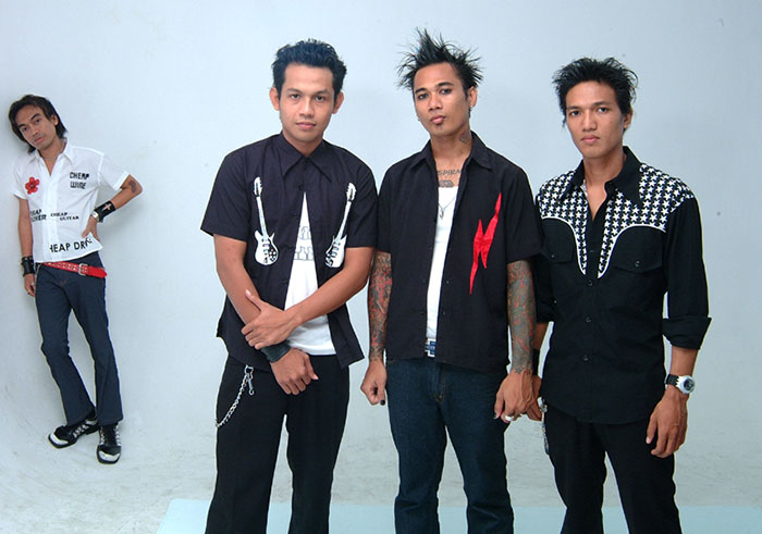 Foto diambil di awal-awal 2003, sebelum Kuta Rock City dirilis. Kami adalah empat sekawan, putra daerah, yang berusaha menaklukkan blantika musik nasional. Bob, Eka, JRX, berkutat di urusan musik dan rupa-rupa isu berkesenian, saya fokus menata propaganda, menggarami agitasi, dan tetek-bengek administrasi. | Foto: Agus Pande.