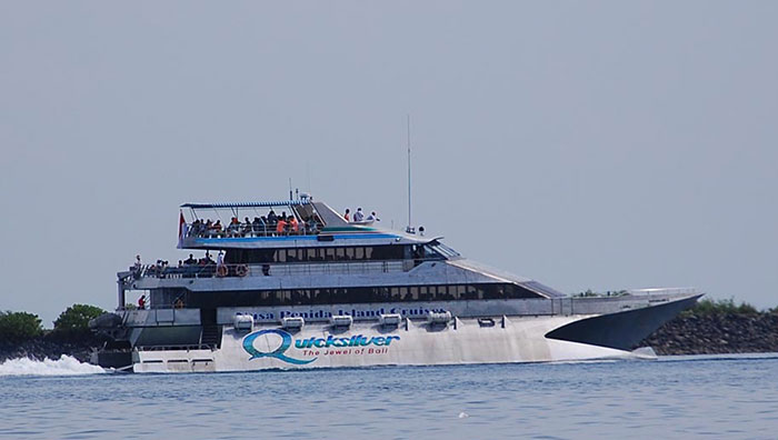 Kapal Quicksilver yang nantinya beralih rupa menjadi Punk Rock Boat. | Foto: baligolfcourses.com