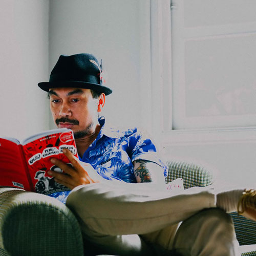The book, the author, and the great rock-n-roll swindle. | Foto: Gus Wib.