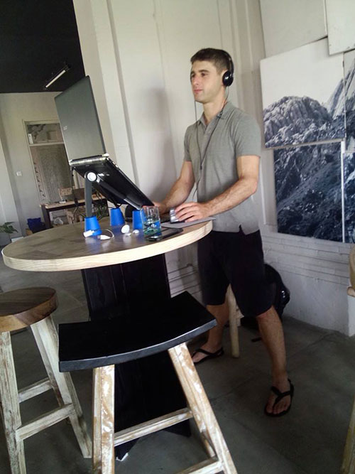 Bangsawan sekaligus freelancer serta DJ. Multi tasking guru, indeed.