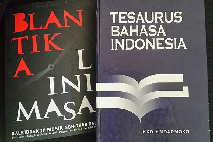 Dua buku yang menemani penulisan bio SID. Tesaurus Bahasa Indonesia agar penceritaan kisah saya lebih kaya warna, dan BLANTIKA | LINIMASA untuk penyemangat saya menerbitkan buku saya yang kedua.
