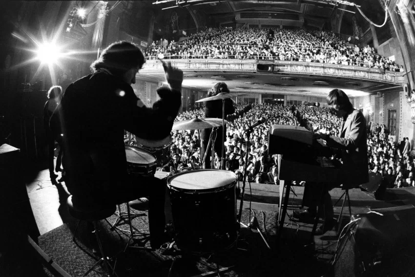 The Doors saat tampil di Filmore East, 1968 | Foto oleh Yale Joel