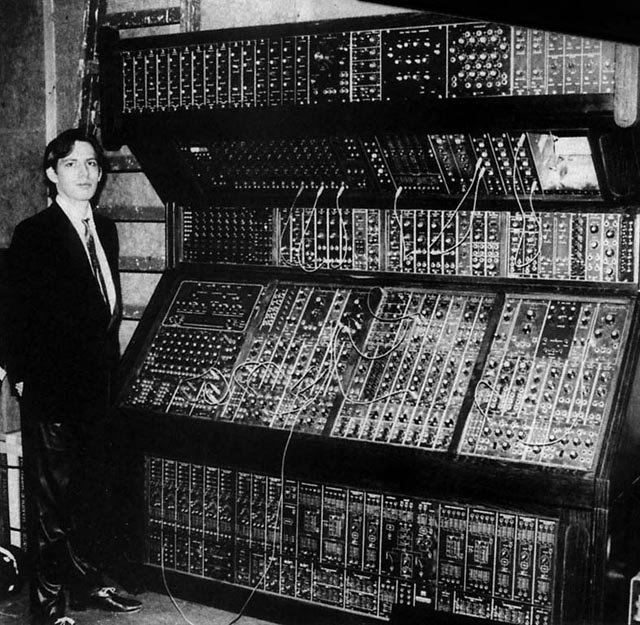 Hans Zimmer dan Moog synthesizer | Foto oleh (tidak diketahui) 