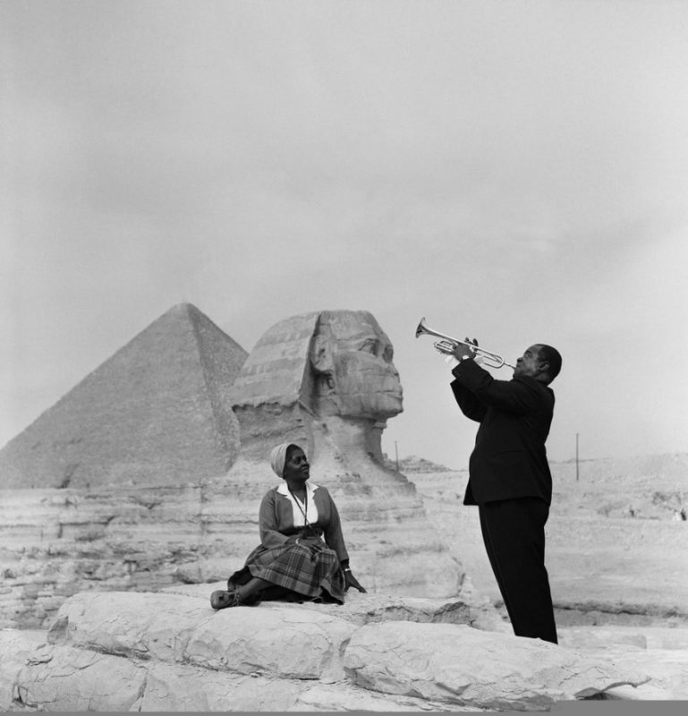 Louis Armstrong bersama istri di Giza, 1961 | Foto dari Bettmann Archive